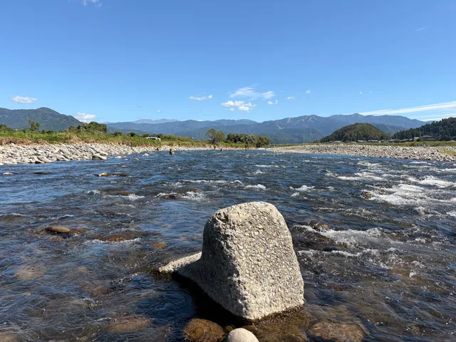 流れの中に立つコンクリートのブロックと瀬