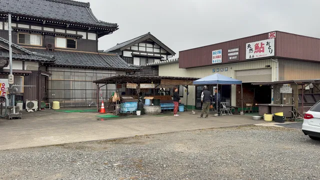 おとり鮎もりいし。看板に「勝山漁協遊漁証・中部漁協遊漁証 有ります」とある
